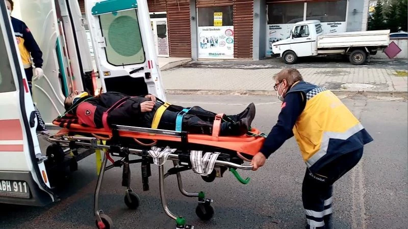 MOTOSİKLETLİ KURYE MANEVRA YAPARKEN DEVRİLDİ