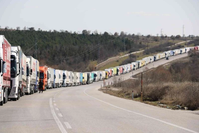 SINIRDA TIR KUYRUĞU 20 KİLOMETREYİ BULDU, ŞOFÖRLER MÜLTECİ NÖBETİ TUTUYOR 
