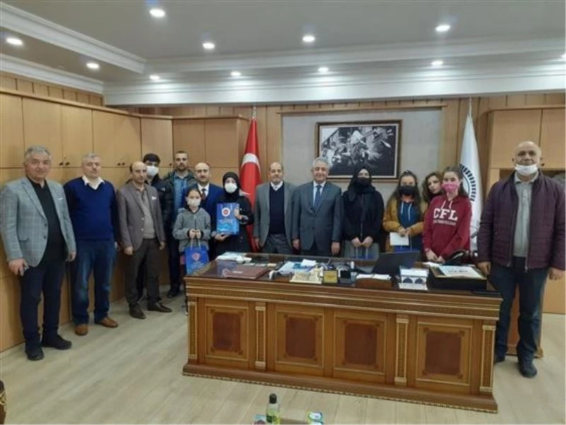 KOMPOZİSYON VE ŞİİR DALINDA DERECEYE GİREN ÖĞRENCİLER ÖDÜL