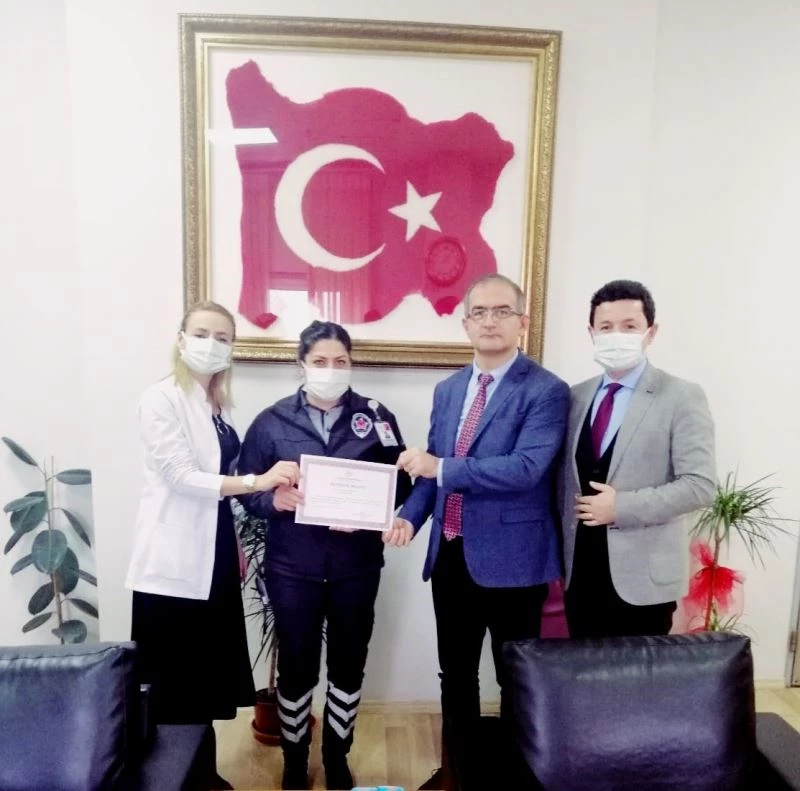 KADIN GÜVENLİKÇİ SIRA KAVGASINI TEK BAŞINA ÖNLEDİ, TAKDİRE LAYIK GÖRÜLDÜ