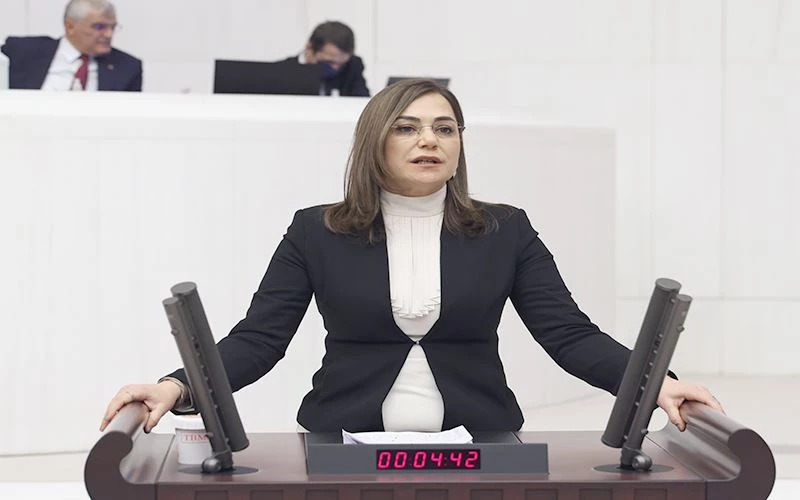 CHP’Lİ YÜCEER’DEN YARGI PAKETİNE ELEŞTİRİ: KADIN HAKLARINDA KAŞIKLA VERİP KEPÇEYLE GÖTÜRÜYORLAR