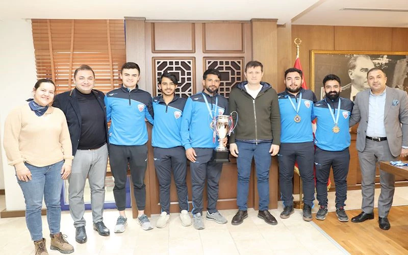 ŞAMPİYON TAKIM AKAY