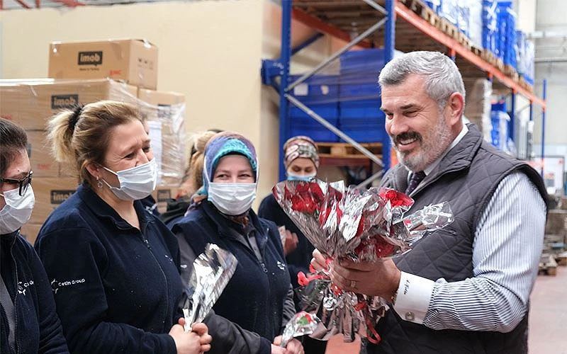  ÇETİN GROUP’UN EMEKÇİ KADINLARINA KARANFİLLİ KUTLAMA