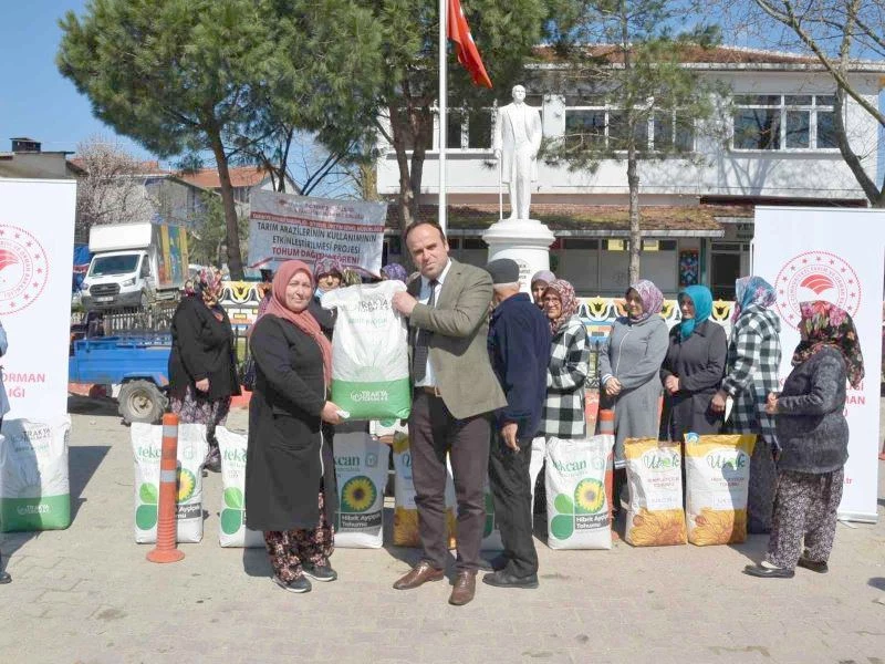 YERLİ HİBRİT AYÇİÇEĞİ TOHUMU DAĞITILDI