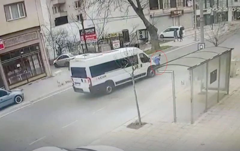 KÖPEKLERDEN KAÇAN ÇOCUĞA MİNİBÜSÜN ÇARPTIĞI AN KAMERADA