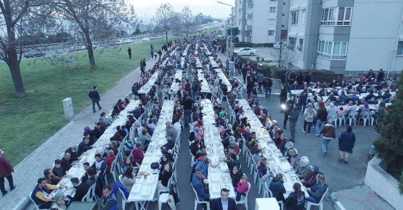 BİNLERCE KİŞİNİN BULUŞTUĞU İFTAR SOFRASI HAVADAN GÖRÜNTÜLENDİ