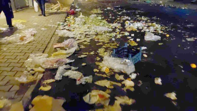 HER PAZARDA AYNI MANZARA: TONLARCA ÇÖPÜN ÇİLESİNİ TEMİZLİKÇİLER ÇEKİYOR