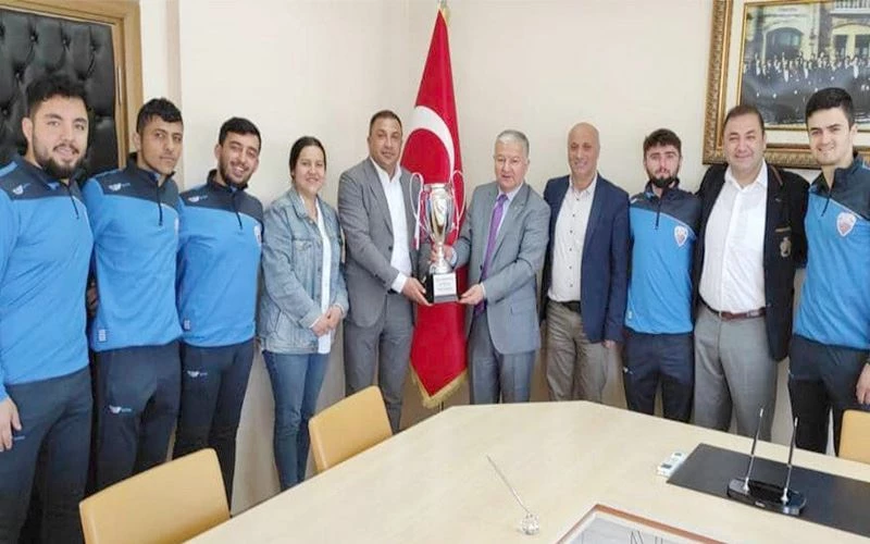 SÜPE LİGE YÜKSELEN SPORCULAR KUPAYI KAYMAKAM DURU’YA GÖTÜRDÜ