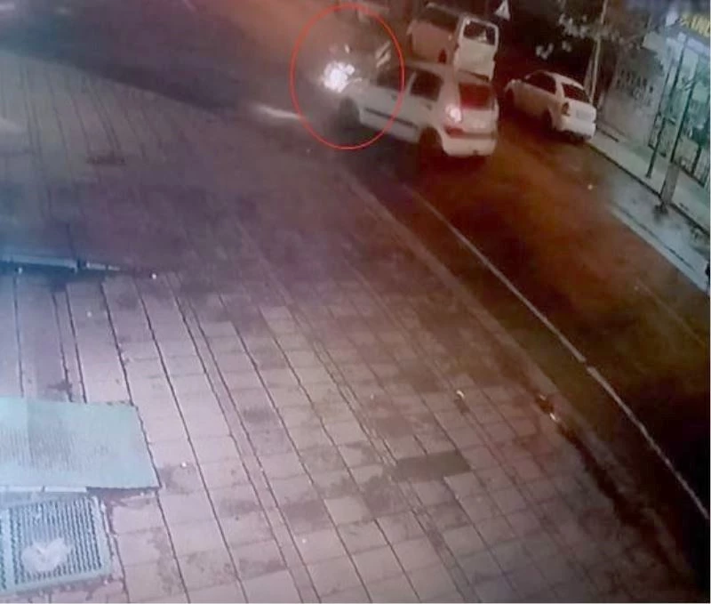 MOTOSİKLETLE OTOMOBİLİN KAFA KAFAYA ÇARPIŞTIĞI KAZA KAMERADA