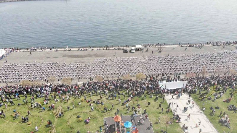 1920 ÖĞRENCİ SENKRONİZE BİR ŞEKİLDE ‘KASAP’ HAVASI OYNADI