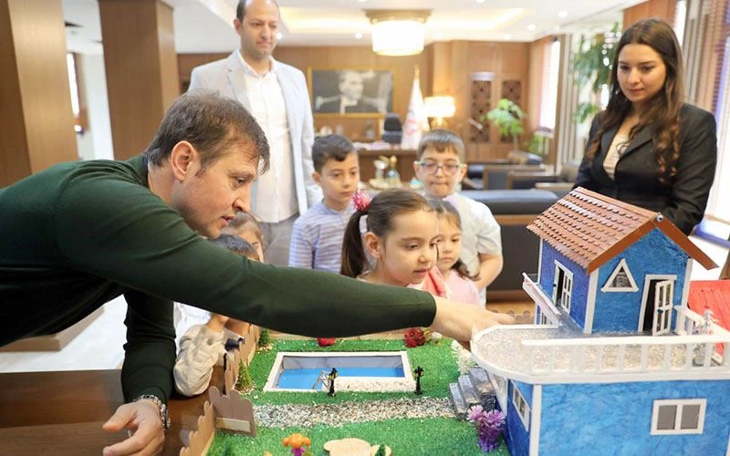 MİNİK MİMARLARDAN BAŞKAN AKAY’A ZİYARET