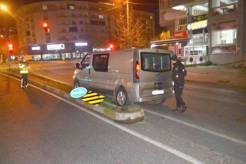 ALKOLLÜ SÜRÜCÜ REFÜJE ÇARPTI, YARDIMA KOŞAN ESNAF ÇAY İÇMEYE GİTTİ