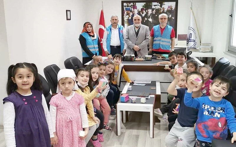 MİNİK GÖNÜLLERDEN YARDIM KAMPANYASINA DESTEK