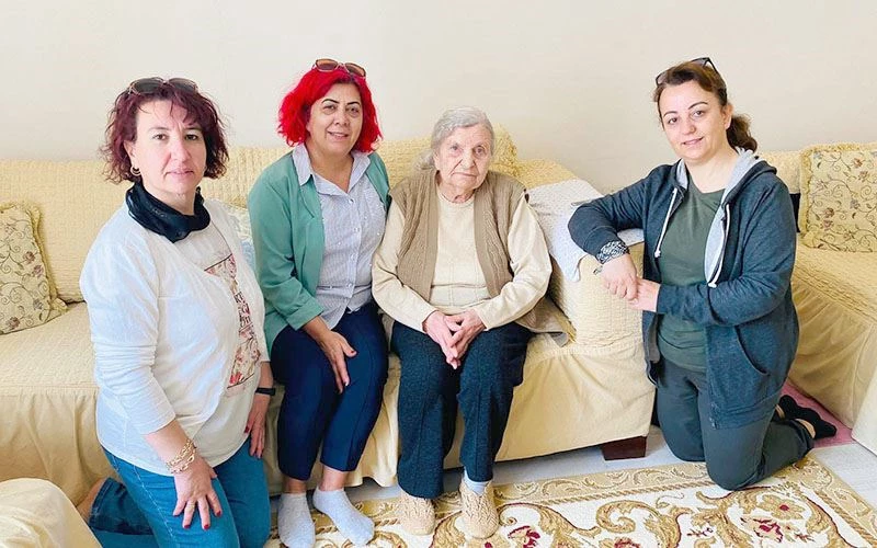 EMEKLİ EBELERE ANLAMLI ZİYARET