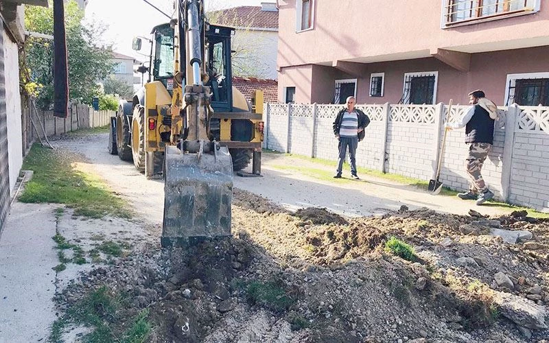  PAZARCIK MAHALLESİ’NDE YOLLAR YAPILIYOR
