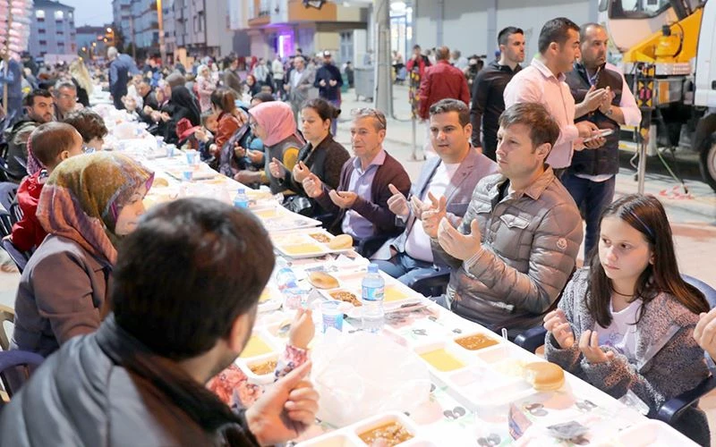 ÇERKEZKÖY’DE SEKİZİNCİ MAHALLE İFTARI YAPILDI