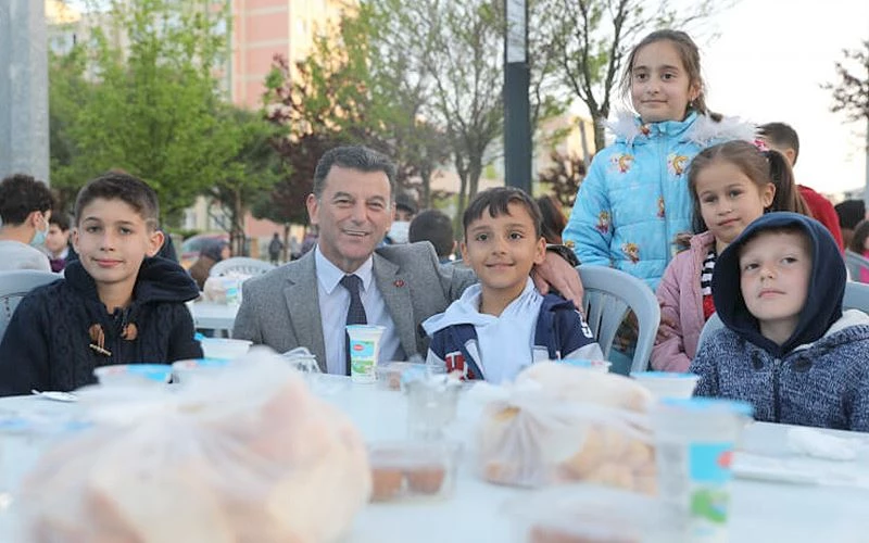 GÖNÜL SOFRALARI İSMETPAŞA MAHALLESİ’NDE KURULDU