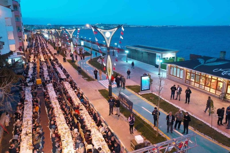 1 KİLOMETRELİK DEV İFTAR SOFRASI: BU SOFRANIN BAŞI VAR SONU YOK