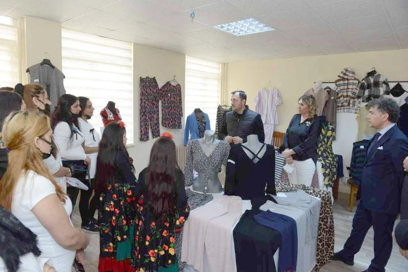 HEM MESLEK ÖĞRENİYOR HEM DE AİLE BÜTÇESİNE KATKIDA BULUNUYORLAR