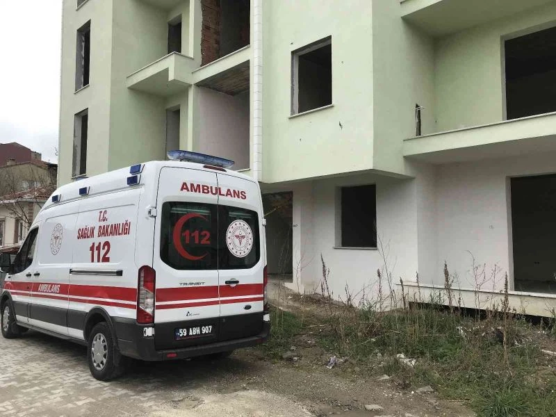 YAŞLI ADAM YAŞADIĞI METRUK BİNADA ÖLÜ BULUNDU