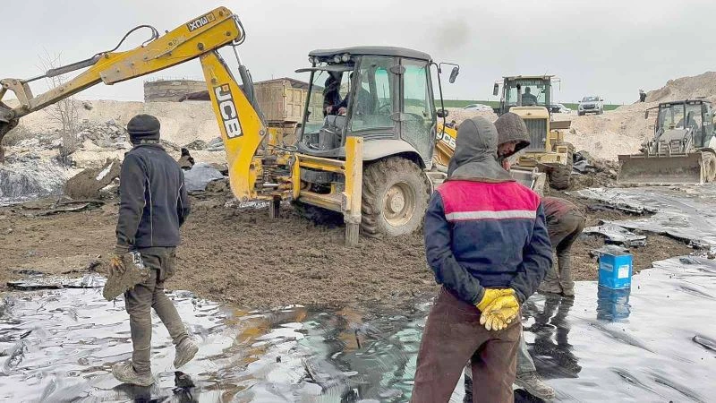 ASFALT ŞANTİYESİNDEN YAYILAN ZİFTİ TEMİZLEME ÇALIŞMALARI SÜRÜYOR