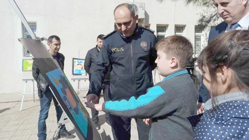 ÖĞRENCİLER HAYALLERİNDEKİ POLİSİ RESİMLERİYLE ANLATTI