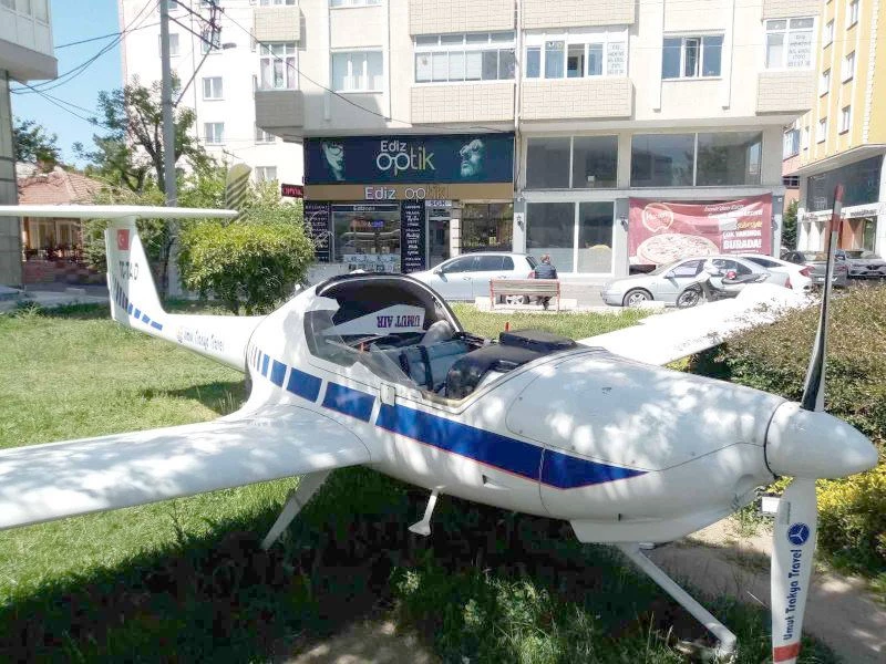  UÇAĞIN CAMLARINI KIRAN SOKAK MAGANDALARINA VATANDAŞ TEPKİSİ