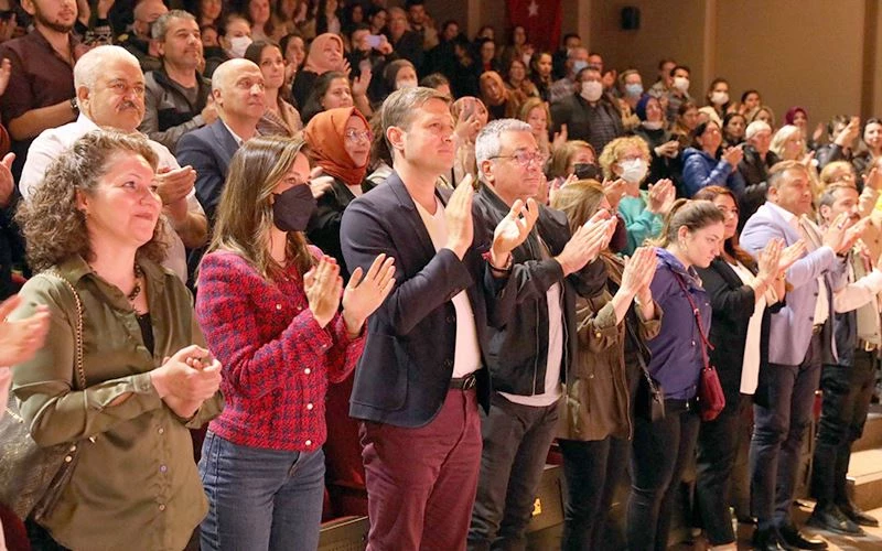 AYAKTA ALKIŞLADILAR