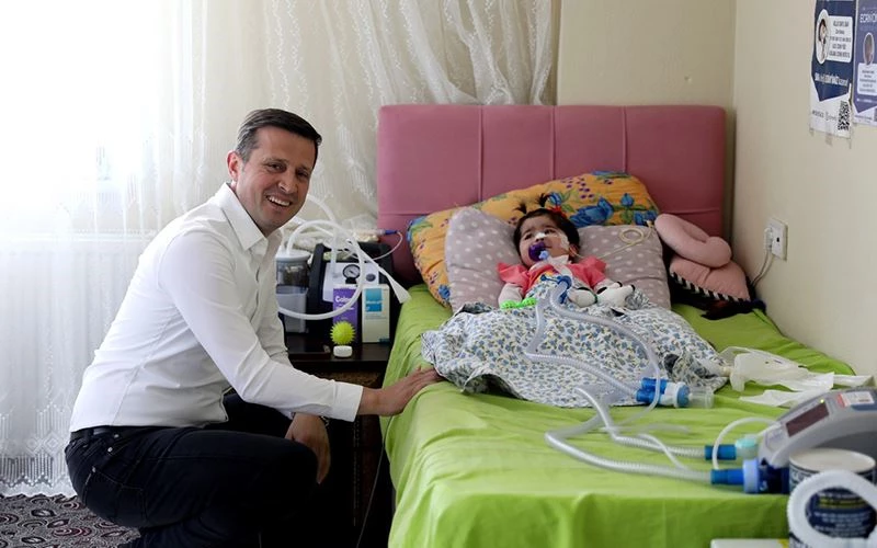 BAŞKAN AKAY ECRİN BEBEĞİ ZİYARET ETTİ