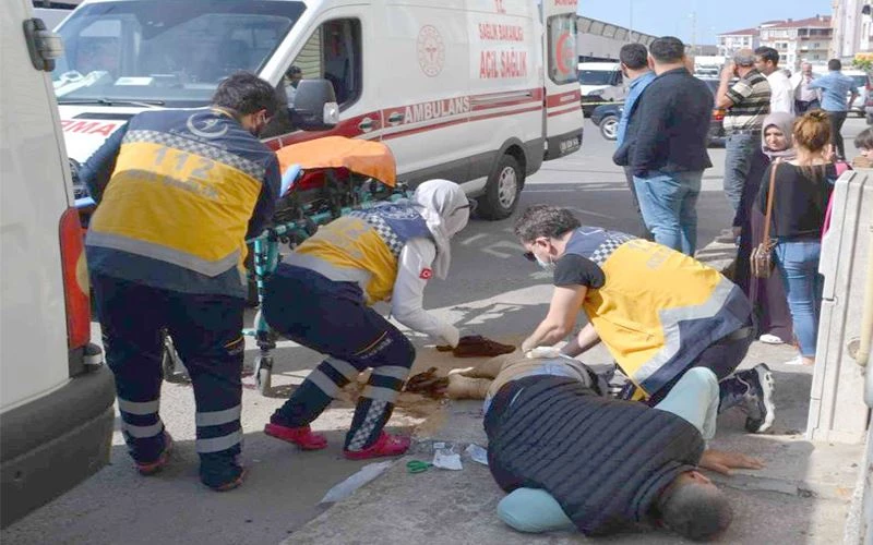 MOTOSİKLET BİR ANDA ATEŞ AÇILDI, KANLAR İÇİNDE KALDI