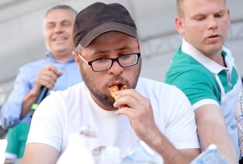 YARIŞMADA EN ÇOK ACI BİBERİ YEDİ, AĞIRLIĞINCA AYÇİÇEĞİ YAĞ KAZANDI