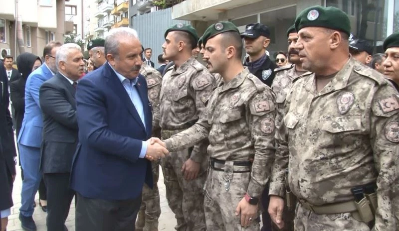 TBMM BAŞKANI ŞENTOP, POLİSLERLE BAYRAMLAŞTI