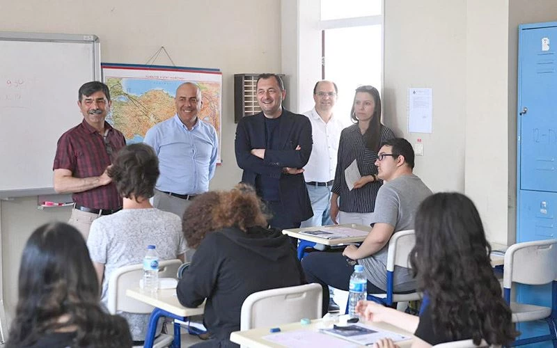 BAŞKAN YÜKSEL ÜNİVERSİTEYE HAZIRLANAN GENÇLERLE BULUŞTU