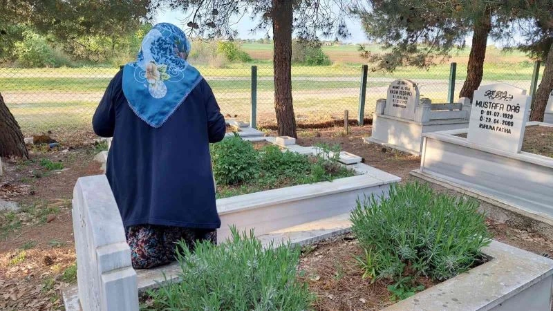 MEZARLIKLARDA BAYRAM HAREKETLİLİĞİ