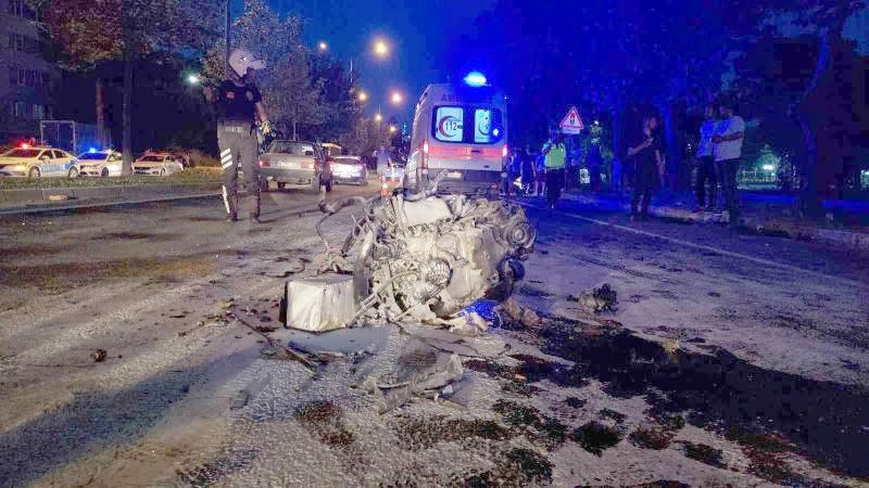 TEKİRDAĞ’DA OTOMOBİL ÜST GEÇİDE ÇARPTI: 6 YARALI