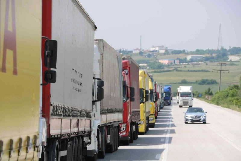 İHRACAT YÜZDE 30 ARTTI, EDİRNE SINIRINDA KİLOMETRELERCE TIR KUYRUĞU OLUŞTU