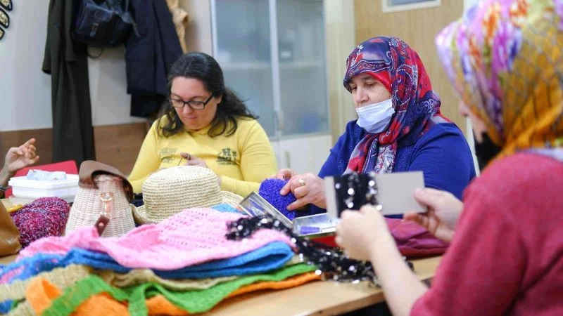 KADINLAR EL EMEĞİYLE ÜRETTİĞİ ÜRÜNLERİ DÜNYAYA SATIYOR