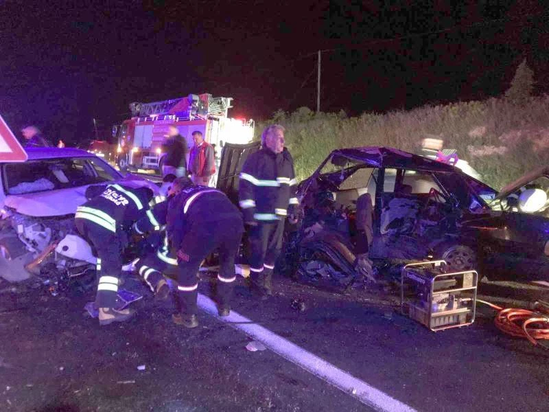 İKİ OTOMOBİL KAFA KAFAYA ÇARPIŞTI: FECİ KAZADA 2’Sİ AĞIR, 3 YARALI