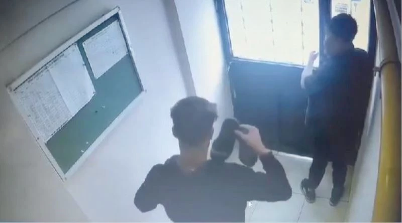 AYAKKABI HIRSIZLARI GÜVENLİK KAMERASINA YAKALANDI