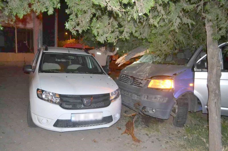 ALKOLLÜ SÜRÜCÜ POLİSTEN KAÇARKEN AĞACA ÇARPTI