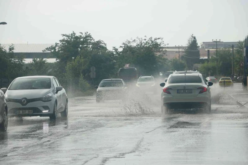 5 DAKİKALIK SAĞANAK EDİRNE’NİN BOZUK YOLLARINI GÖLE ÇEVİRDİ