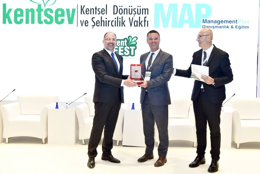 ÇORLU BELEDİYESİ ‘EN İYİ STRATEJİ BELGESİ HAZIRLAYAN BELEDİYE’ ÖDÜLÜNÜ ALDI