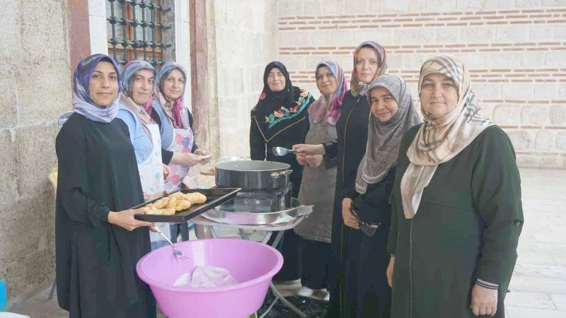CAMİ AVLUSUNDA SATIŞA SUNULAN ÜRÜNLERE YOĞUN İLGİ