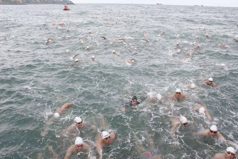 İSTANBUL’DAN GELEN 156 YÜZÜCÜ, KİRAZ FESTİVALİ’NDE 4 KİLOMETREYE KULAÇ ATTI