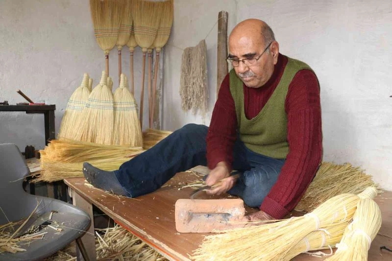 EDİRNE’DE EL SÜPÜRGECİLİĞİ SON DEMLERİNİ YAŞIYOR