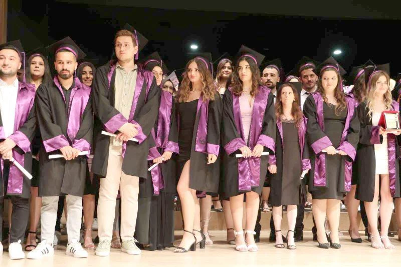 ÜNİVERSİTELİLERİN MEZUNİYET COŞKUSU