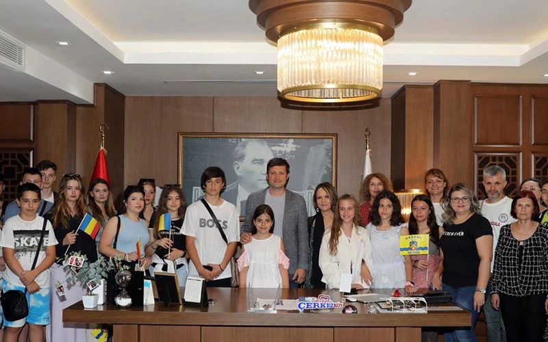 ERASMUS ÖĞRENCİLERİNDEN BAŞKAN AKAY’A ZİYARET