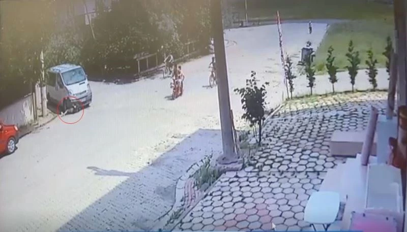 KENDİSİNİ KOVALAYAN SÜRÜCÜDEN KAÇAN ÇOCUK BAŞKA BİR ARACIN ALTINDA KALDI