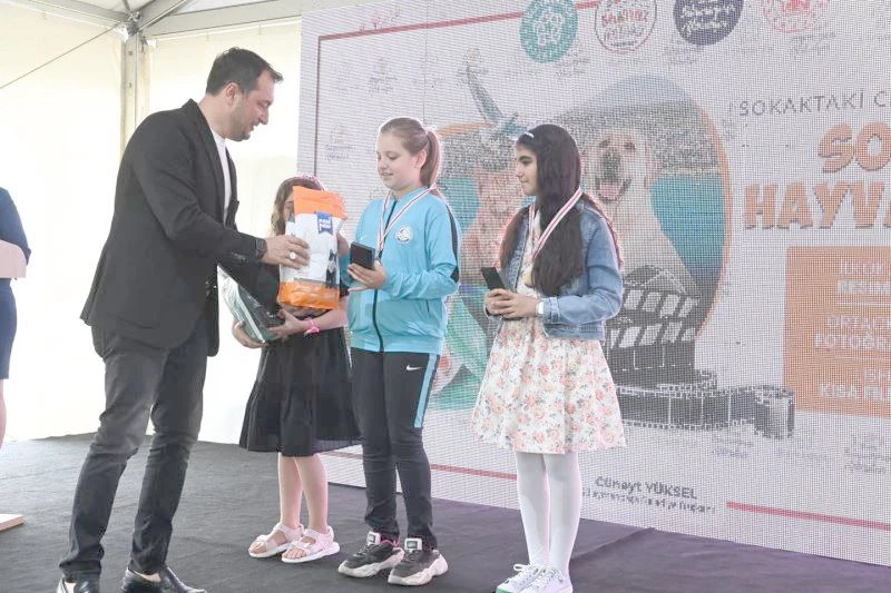 SOKAK HAYVANLARI TEMALI YARIŞMADA ÖDÜLLER VERİLDİ