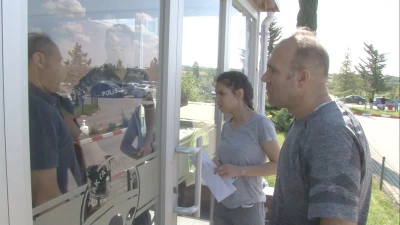 SINAVA GEÇ KALAN KIZI İÇİN DAKİKALARCA DİL DÖKTÜ